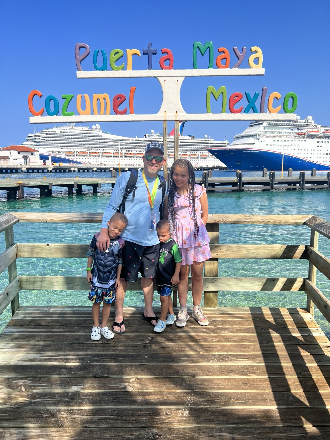 Jim Loftis with his three children in Cozumel, Mexico